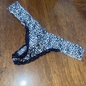 Blank n white thongs